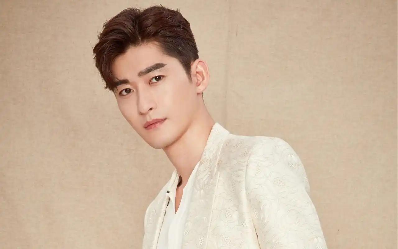 花少新一季开拍,张翰似乎还耍大牌偷懒,让女生来帮他搬箱子?