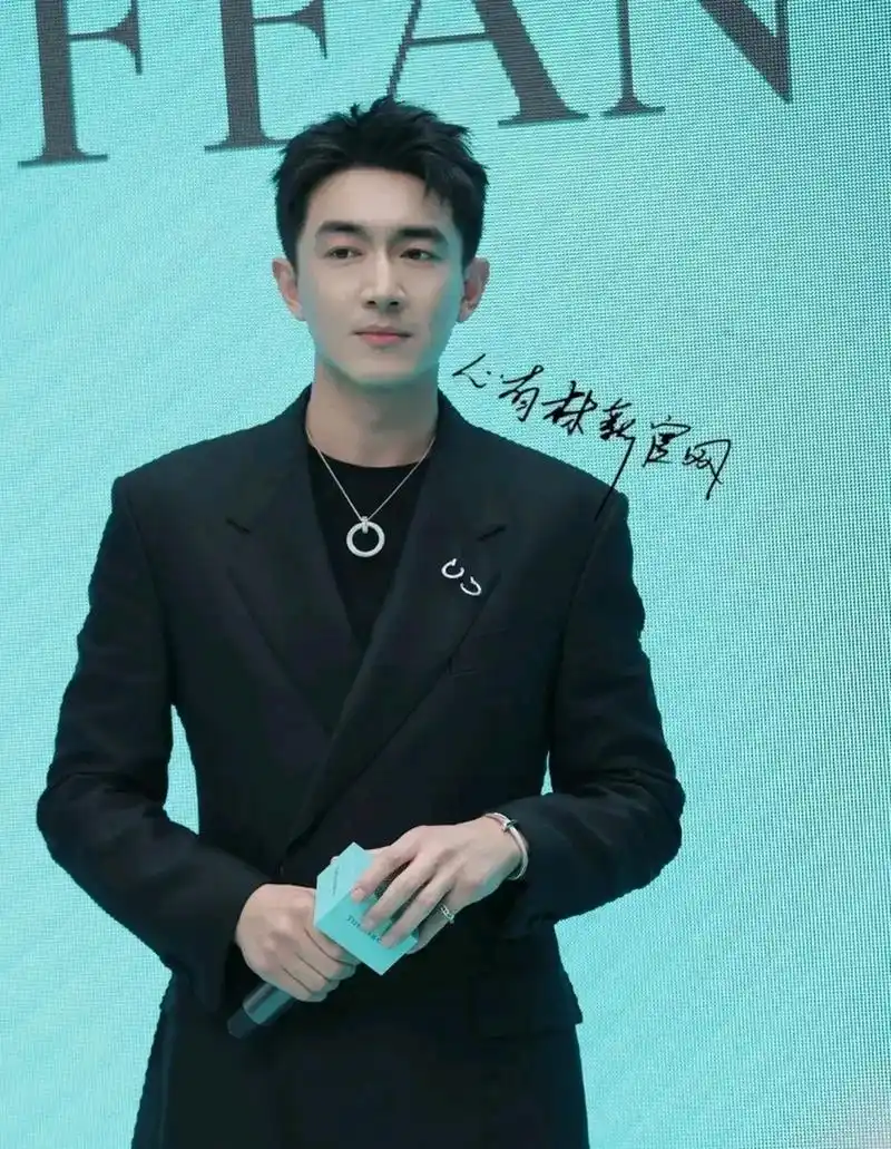 林更新黑色西装套装造型出席南京tiffanyicon品牌活动,真的太帅了,真