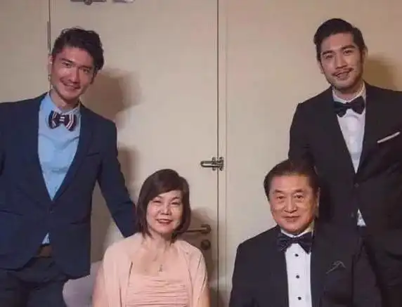 泪目高以翔父亲骨灰将与儿子葬一起好友透露高爸去世真正原因