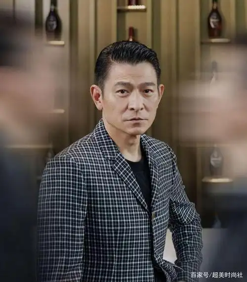 刘德华晒隔离期生活,素颜憔悴两鬓有白发,光脚跑步维持好身材