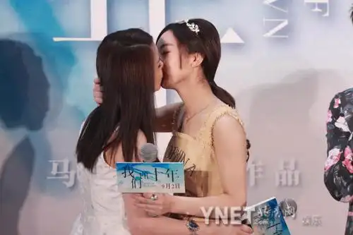 《偶像》收官录制 何炅赵丽颖当众拉手激吻