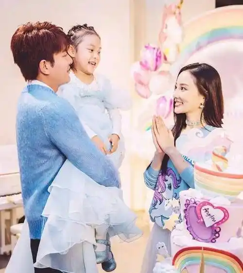 贾乃亮与李小璐关系破冰女儿甜馨起关键作用网友劝赶紧复婚