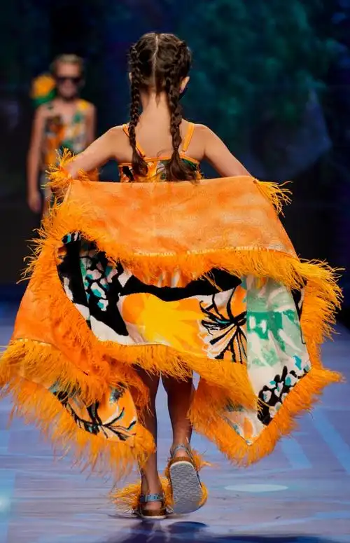 羽毛为特殊场合服装和度假造型注入新意