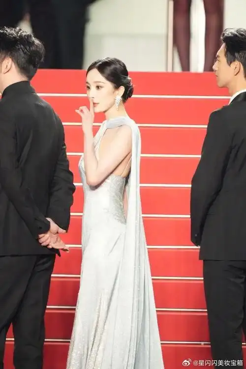 杨幂##杨幂戛纳造型#在最近的戛纳红毯上,杨幂身着loewe定制礼服,与