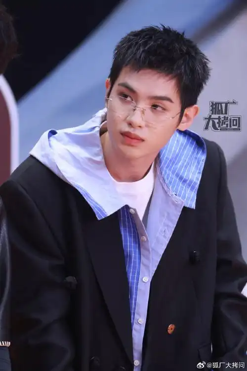 黄明昊短发无框眼镜##我在横店打篮球##横篮惊喜友谊赛直播