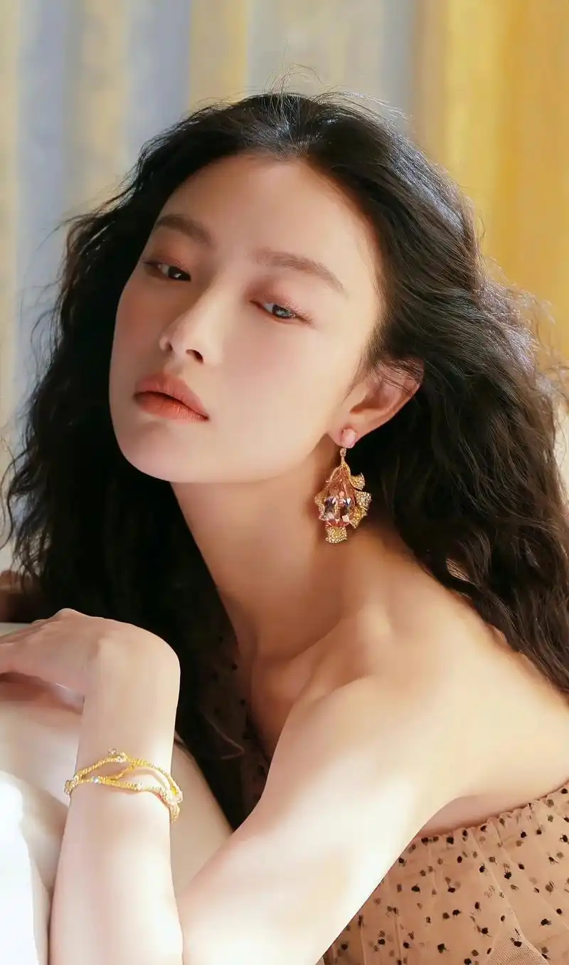 倪妮.鼻子高翘鼻梁略低,眉宽眼阔嘴巴大,下颌偏方,轮廓线条偏 - 抖音