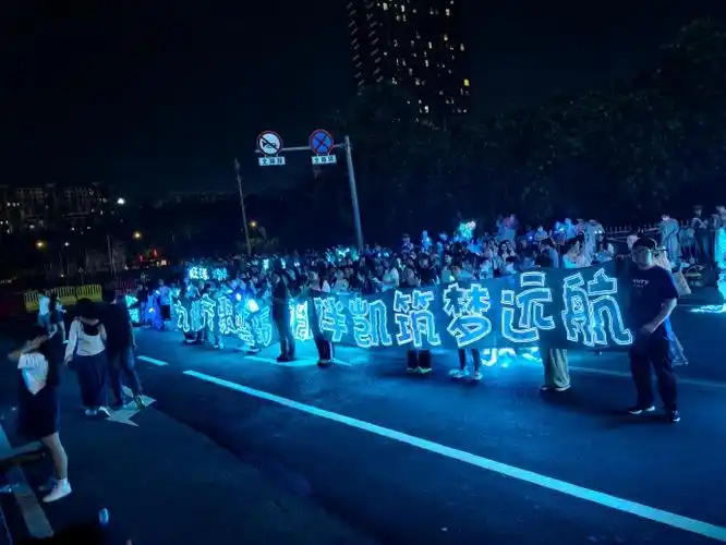 辛苦现场的管理和志愿者～@tfboys-王俊凯  今天的蓝海真的好美,所有