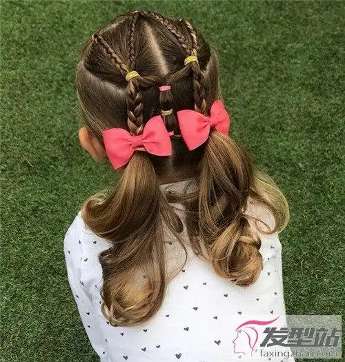 小女孩发型绑扎方法 甜美儿童编发发型图片