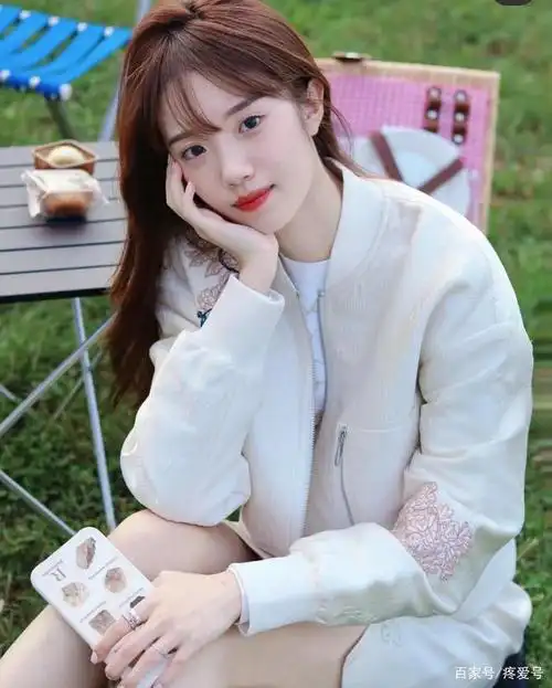 国庆节放假去露营,给女朋友拍的照片,她长得像女明星马蓉