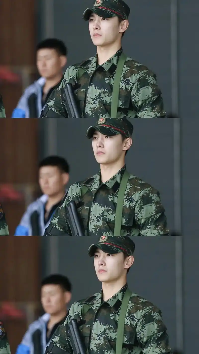 杨洋身穿军装,英姿飒爽,一身正气,轮廓硬朗,眉眼纤长.骨子里透着坚定.