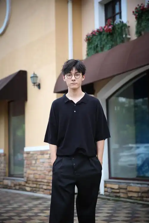 张雨剑《资深少女的初恋》顺利杀青随性慵懒街拍曝光