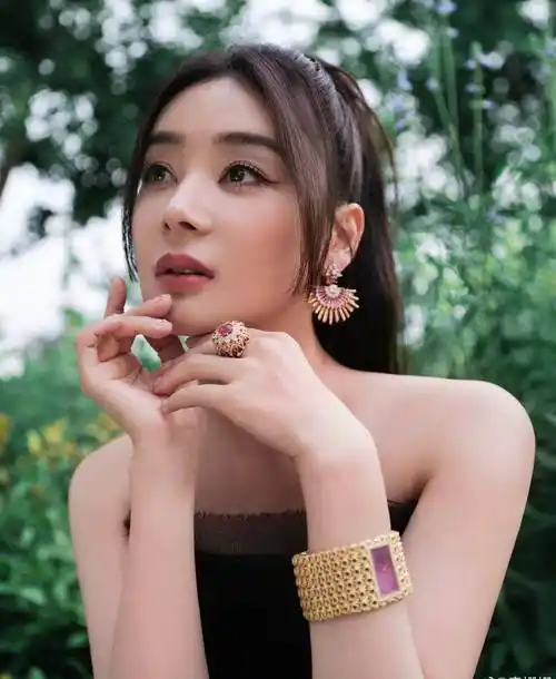 袁姗姗黑色礼服性感香肩写真照片,一袭黑色抹胸长裙,露出迷人锁骨 –