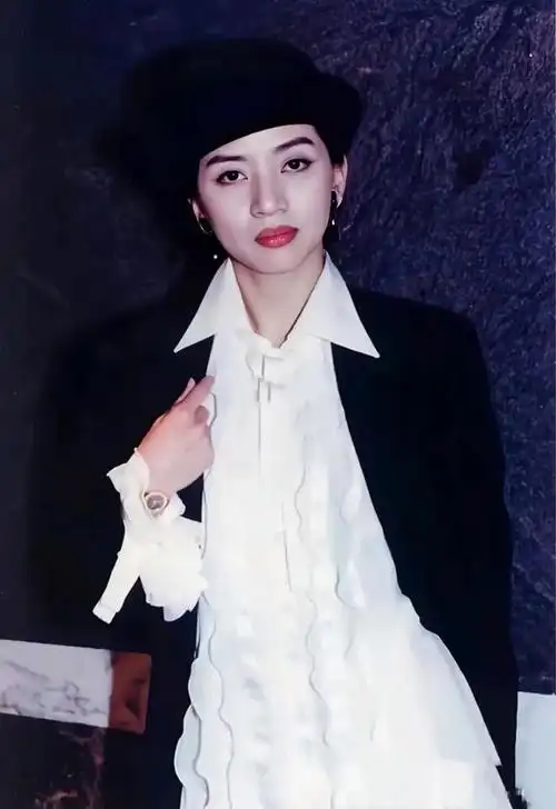 梅艳芳(1963年10月10日—2003年12月30日),出生于中国香港,祖籍广西