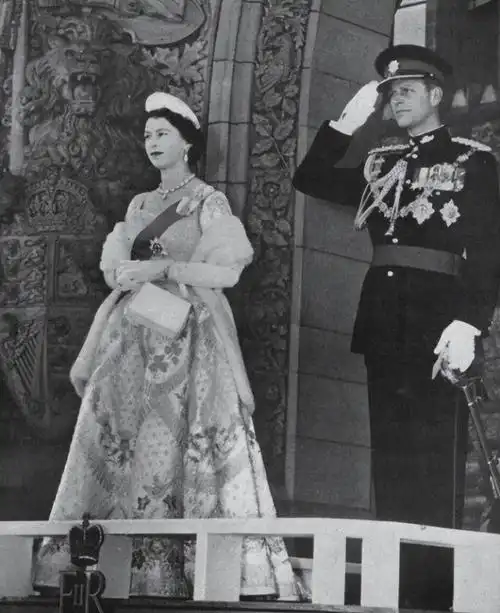 1953年英女王加冕:皇冠重4.5斤,丈夫跪地宣誓忠诚,相伴73年