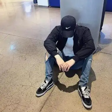 男生戴帽子冷酷帅气头像高清图片