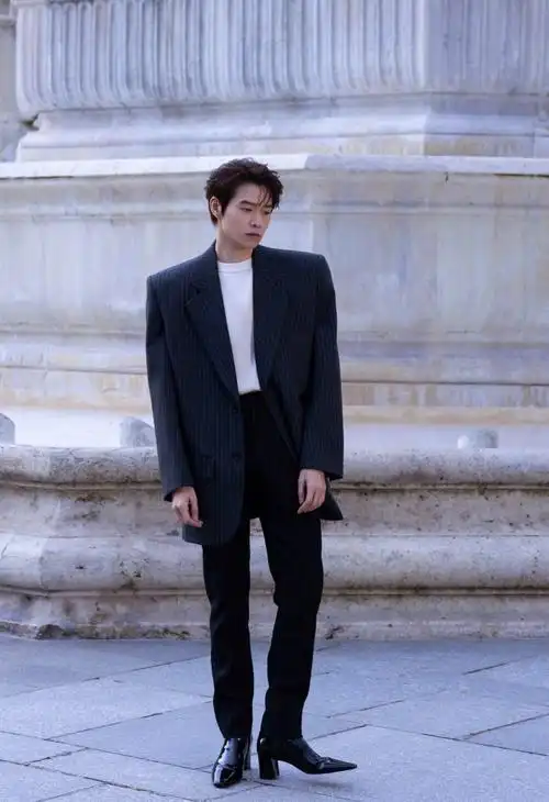 魏大勋 in paris条纹西装,高跟皮靴,#巴黎时装周#的街拍定格,克制且