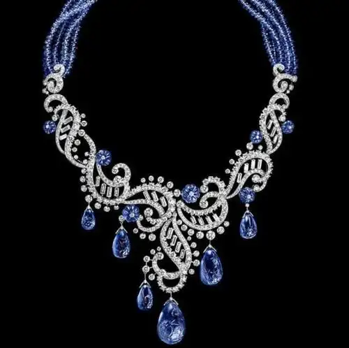 奢华的蓝宝石项链,藤蔓柔美镶嵌钻石,吊胆部分全部为蓝宝石,并且蓝