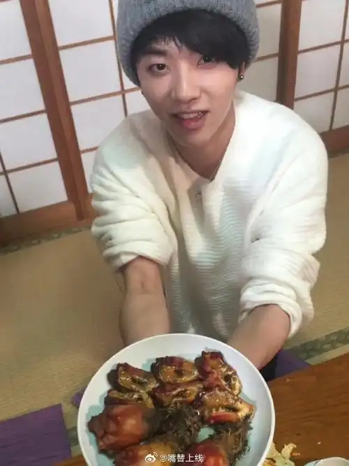 早期的华晨宇,好萌好可爱!黑框眼镜更是经典!