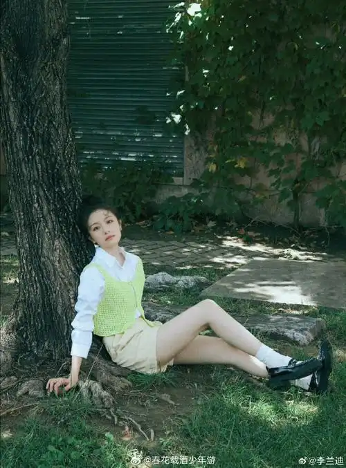 李兰迪绿色马甲白衬衫##李兰迪高马尾