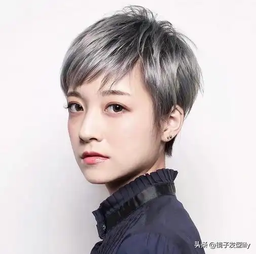 发型通常非常短,通常在耳朵以上,留下一些碎发,从而创造出一种时尚的