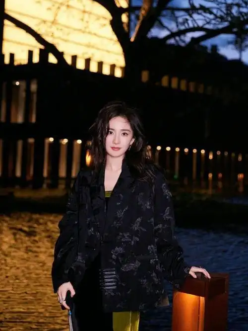 03杨幂看过这两部电影的观众,就能理解李现为什么能拿下这个奖了.