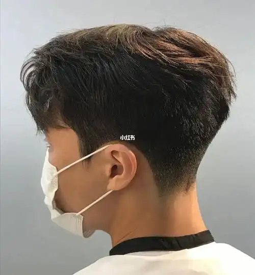 男生短发后脑勺饱满