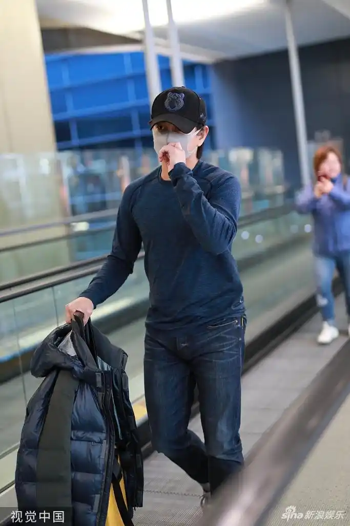 吴奇隆现身机场 打扮休闲胸肌隐现帅回"四爷"