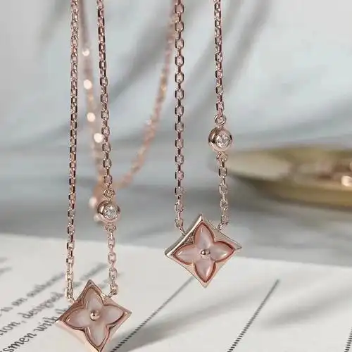 好粉嫩的lv项链