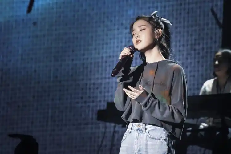 iu李知恩同款韩版演唱会上衣潮宽松字母刺绣长袖短款连帽ins卫衣