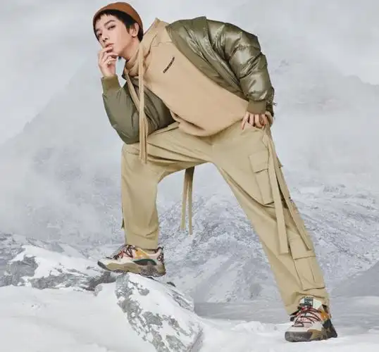 华晨宇王悦伊穿情侣鞋,女方小号被扒,与华晨宇多次暗戳戳秀恩爱