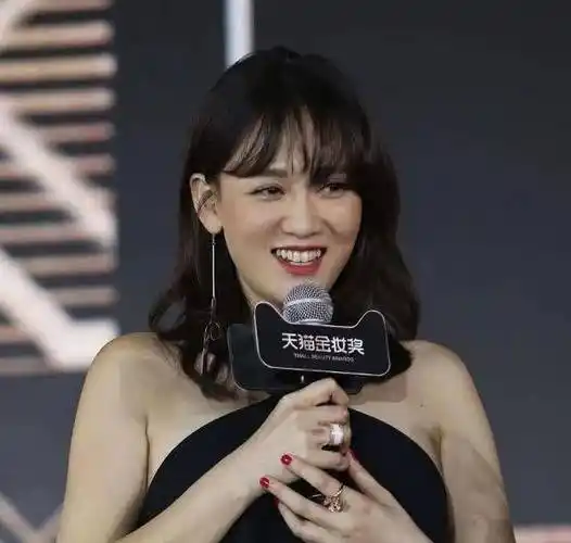 有一种胖叫陈乔恩的幸福肥,穿上黑色挂脖裙,显胖不止20斤_感觉_身材