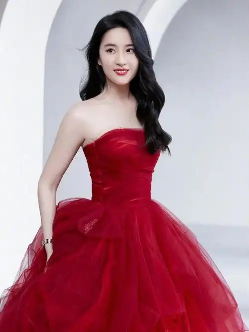 亮点>红色造型更亮眼刘诗诗穿红色连衣裙真减龄,搭西服洋气不像一娃的