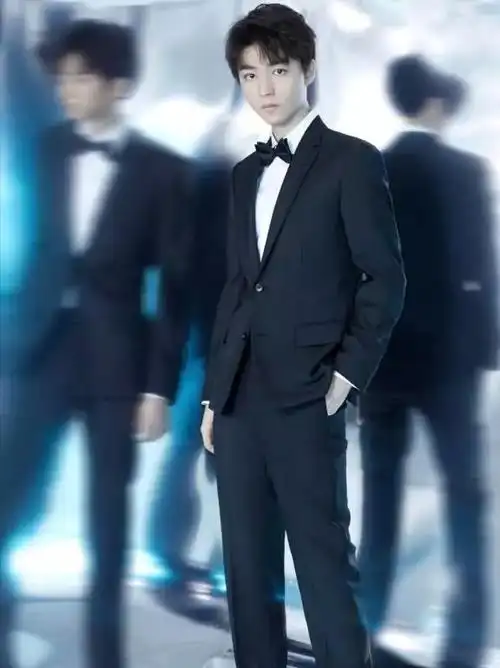 20岁王俊凯愈发帅气了穿白色西装优雅时尚贵族王子的既视感