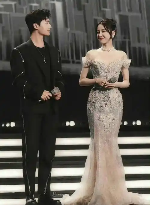 杨洋迪丽热巴元宵节晒汤圆,同款勺子和汤圆被cp粉丝磕到了,好甜_合作