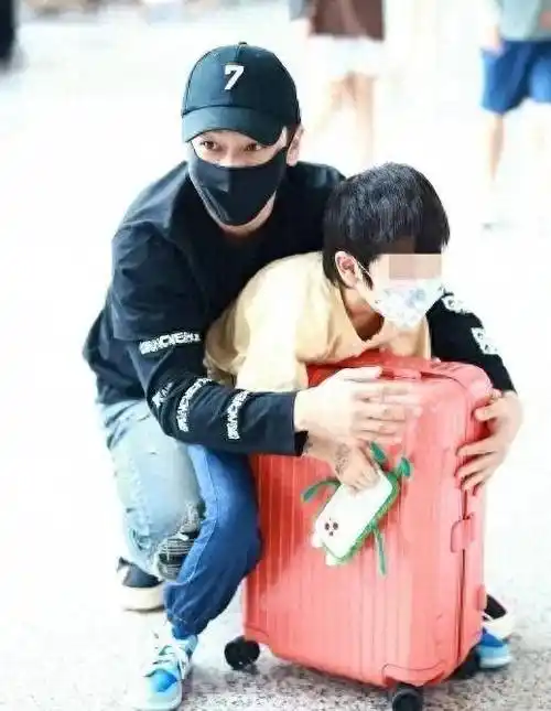 频繁被曝与黄晓明复合,baby高调表态:我拿得起放得下_儿子_封面_时尚