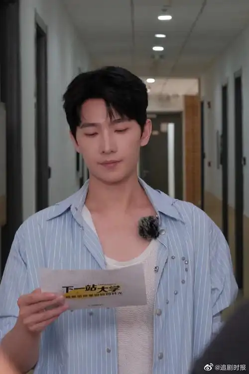 是手拿相机满分帅气的侧颜杨洋,一整个梦回我的肖奈学长啦