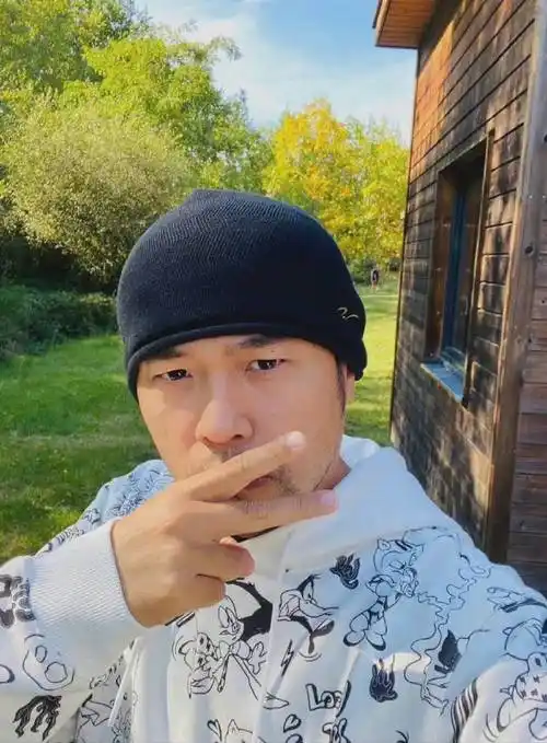 周杰伦水汪汪的眼睛#,看起来好像真的挺亮的,不过杰伦哥的络腮胡真的