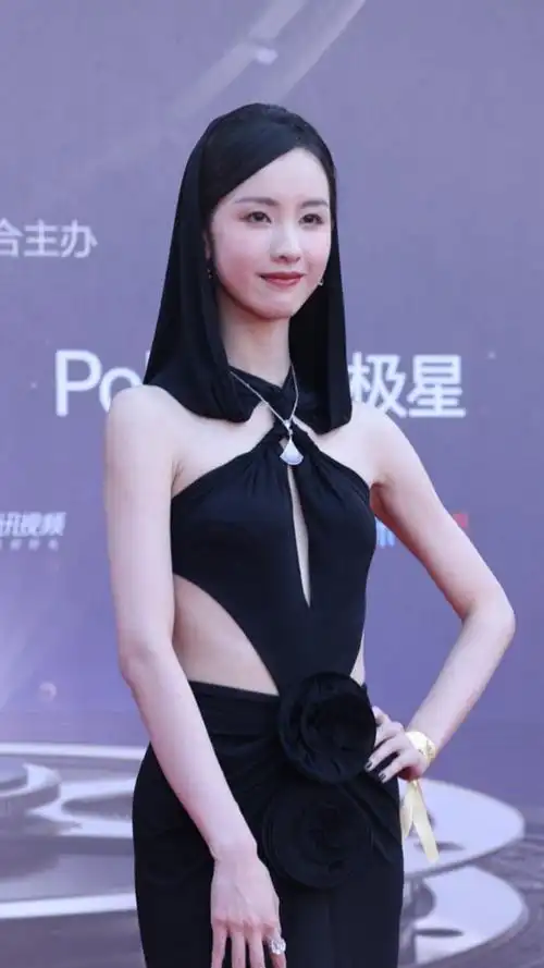 陈都灵微博电影之夜红毯打造神秘感 连帽露腰黑裙显个性