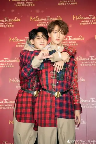黄子韬兄弟相逢亲密合照同样的衣服和造型你能分辨出来吗