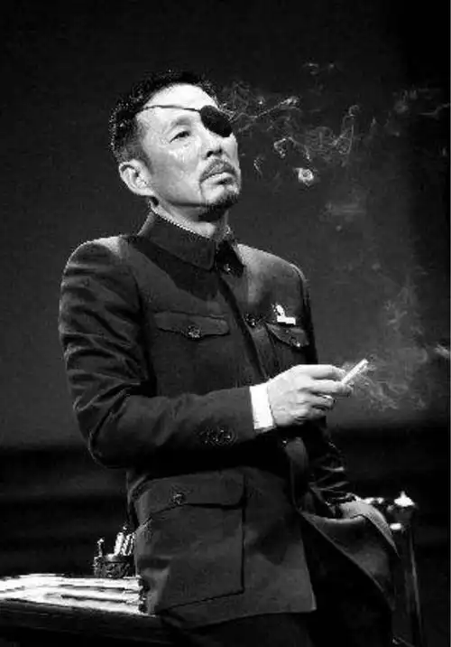 陈道明与明星合影霸气侧漏和她却一脸娇羞网友害羞起来更帅