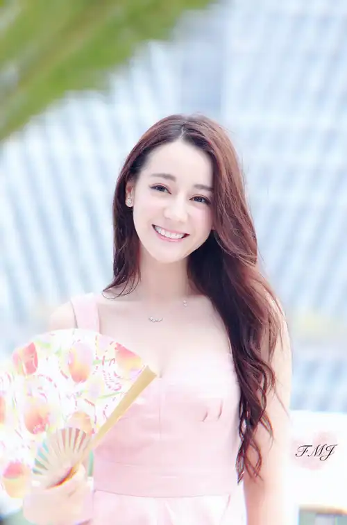 迪丽热巴穿粉色连衣短裙亮相代言活动,皮肤白皙,笑容甜美.