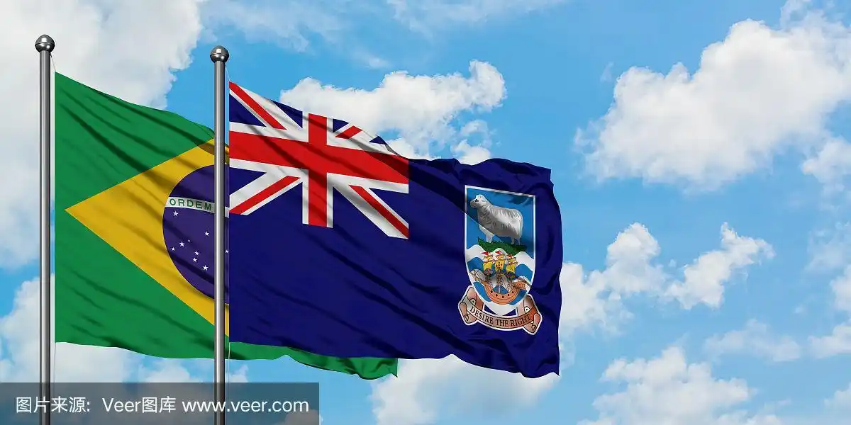 巴西和福克兰群岛的国旗一起在风中飘扬,对抗着白色多云的蓝天.