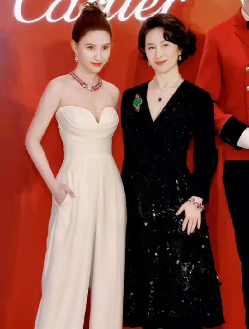 何超琼,何超莲同框,两人相差28岁.