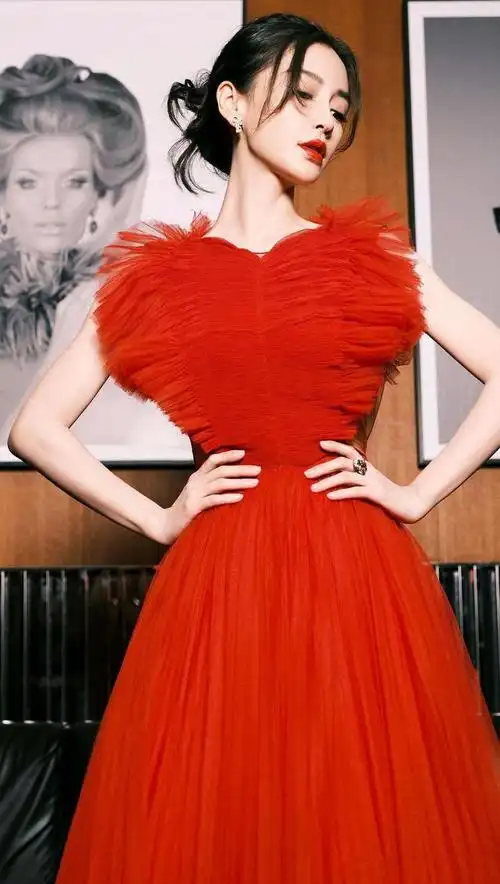 杨颖的红色喜庆长裙性感写真胸前的桃形亮了