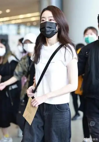 机场街拍张小斐白色t恤运动裤小白鞋简约休闲