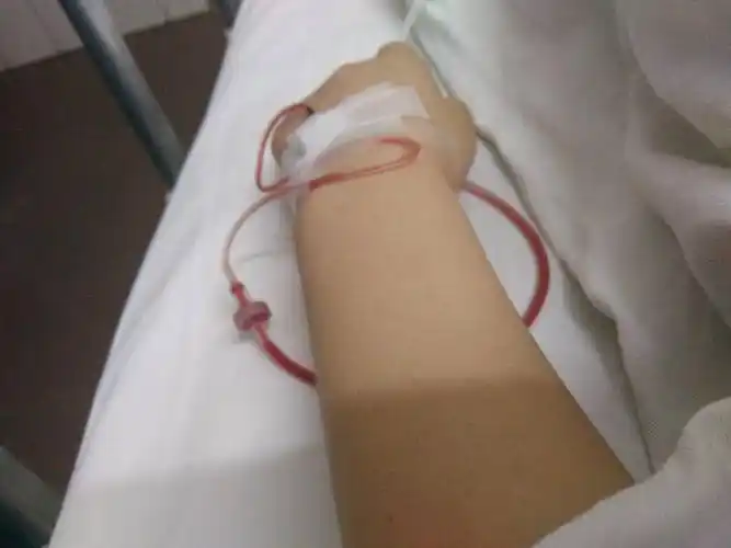 我刚刚睡着了,醒来发现液体输完了,还回了很多血