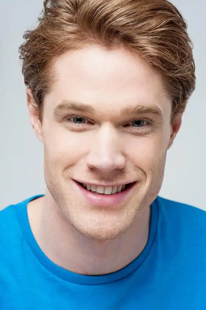 微笑的男模特,英俊年轻微笑男模特