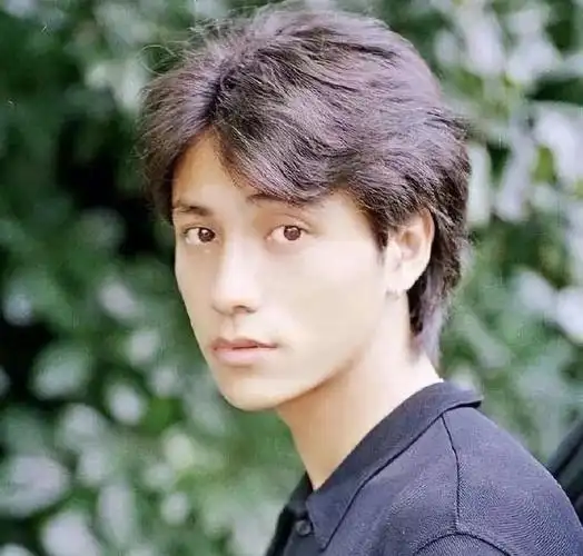 无意间看见陈坤年轻早期的照片和剧照,真的有被惊艳到,和现在是一种不