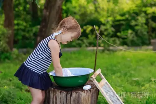 小帮手女孩洗衣服户外盆地