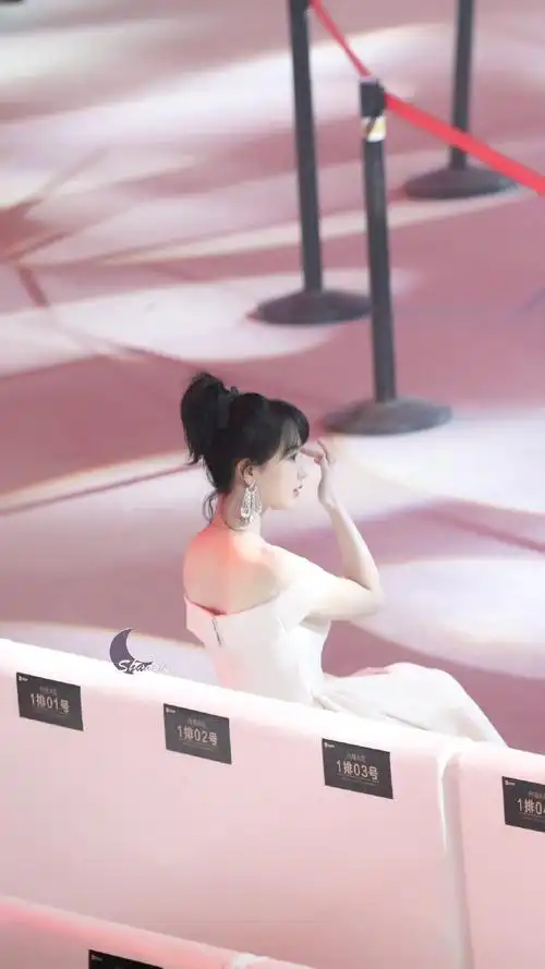 杨紫露肩樱花粉裙##杨紫年度全能明星